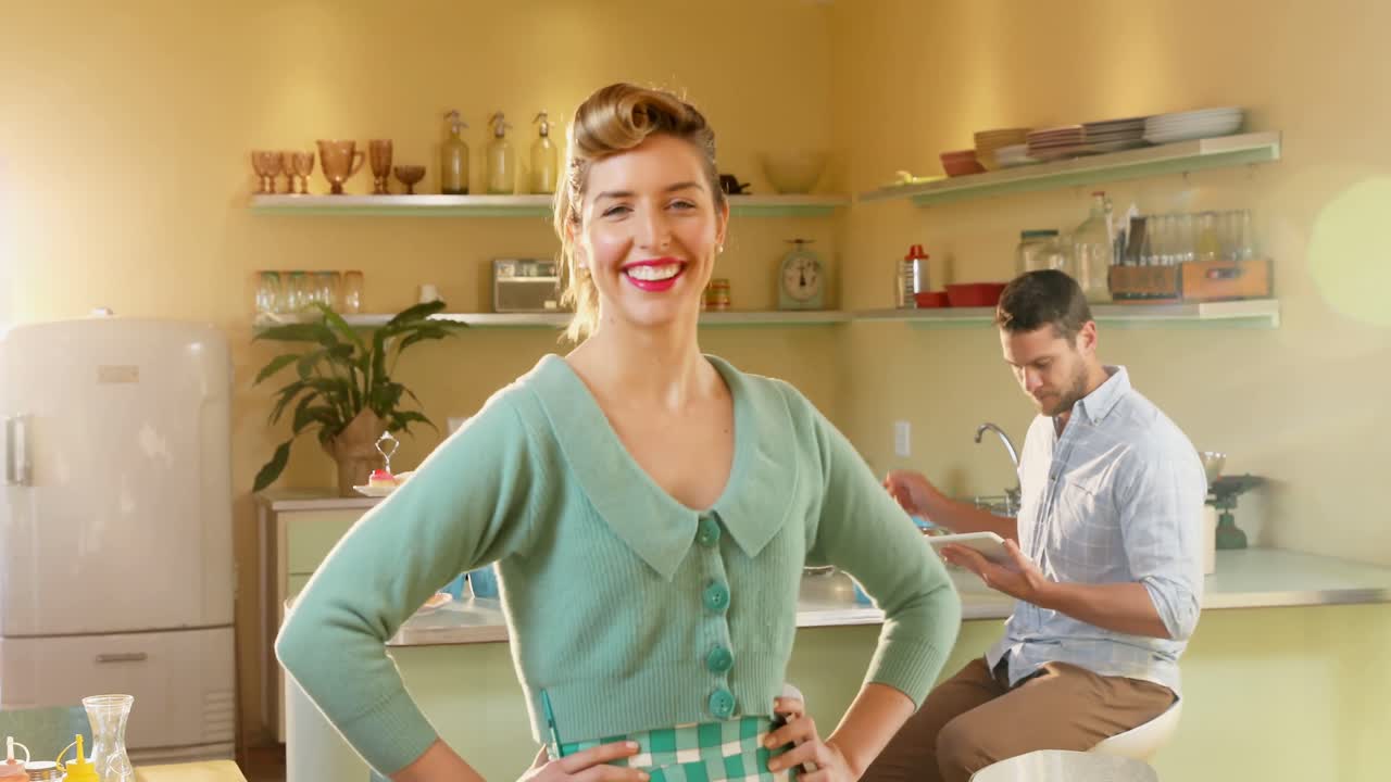 camarera de pie con las manos en la cadera 4k