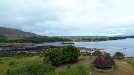 Magnífica-Vista-Del-Paso-Rocoso-Sobre-El-Río-Carrao-En-Venezuela.