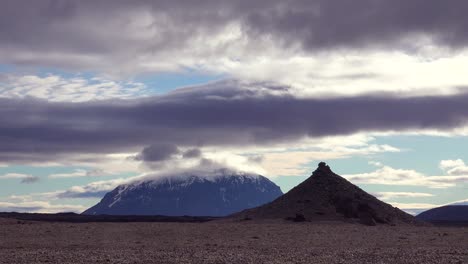 Zeitraffer-Von-Wolken,-Die-Sich-über-Das-Trostlose-Landesinnere-Islands-Bewegen