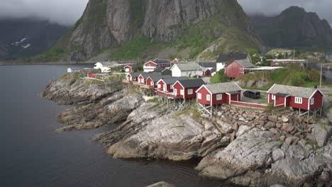 Vista-Del-Puente-De-Namnoy-Noruega-Mirando-Hacia-El-Pueblo-único