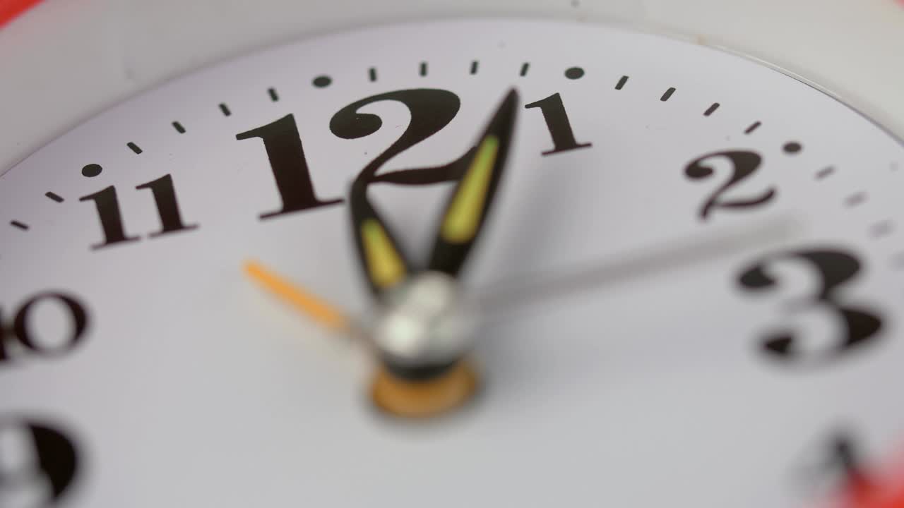 centrarse en el reloj blanco golpeando el tiempo rápidamente- lapso de tiempo- símbolo, tiempo, fecha límite