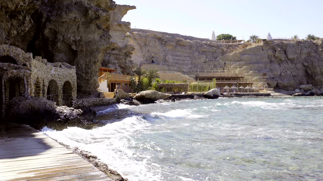 costa del mar con acantilados escarpados