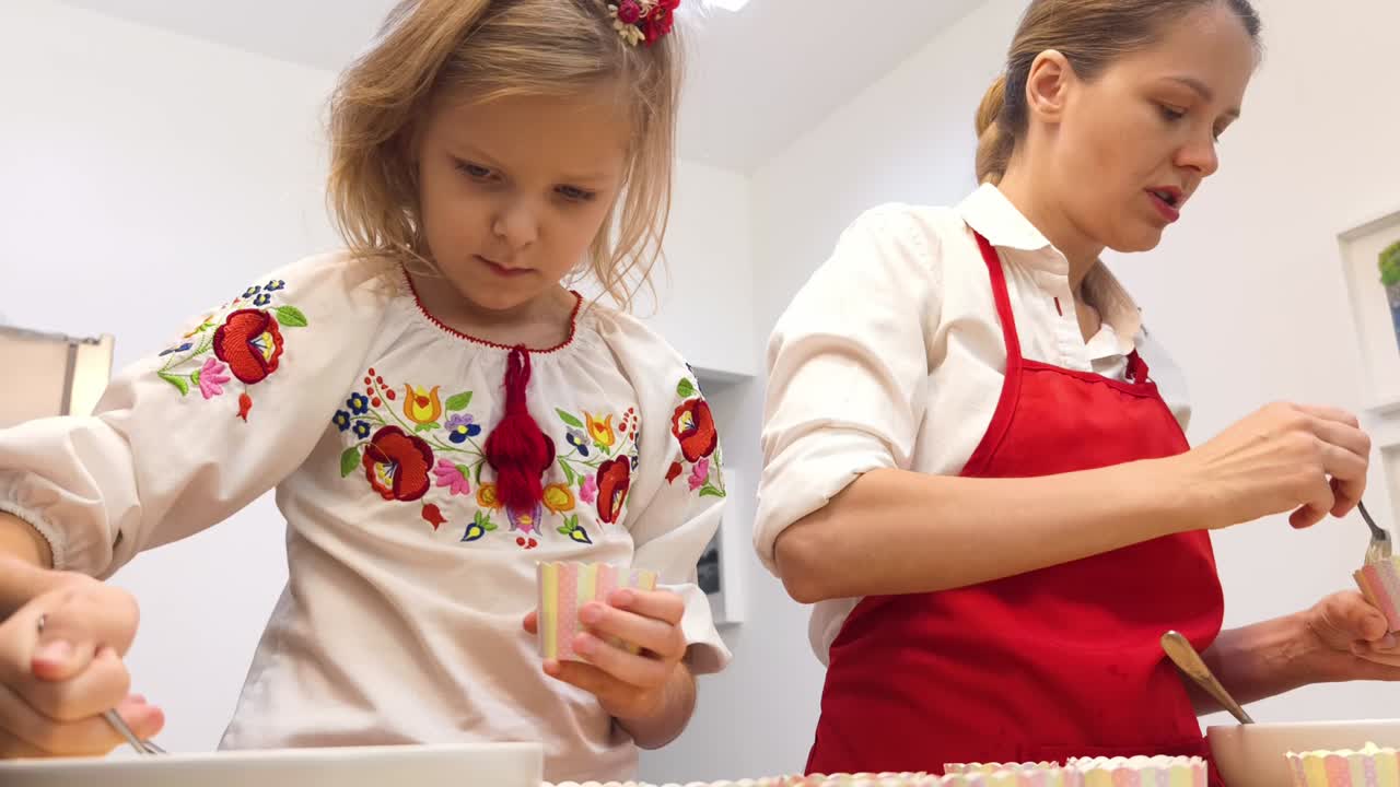 madre e hija horneando cupcakes