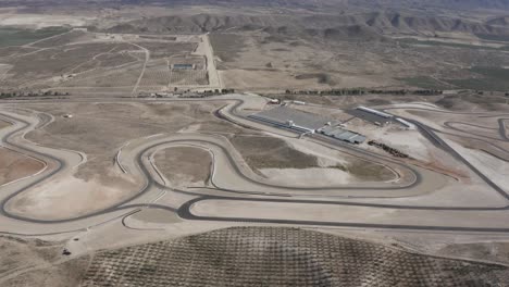 una vista de pájaro sobre la pista de carreras de almería en el sur de españa, terreno montañoso polvoriento