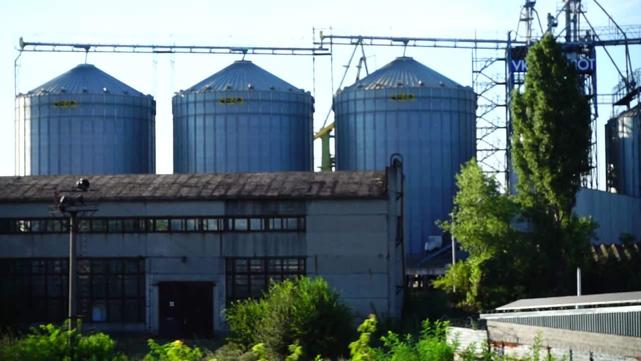 Getreidesilo. Aufnahme in Bewegung.