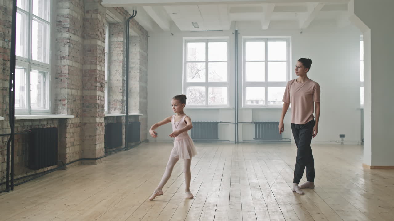 Insegnante di danza classica e piccola allieva ballano insieme