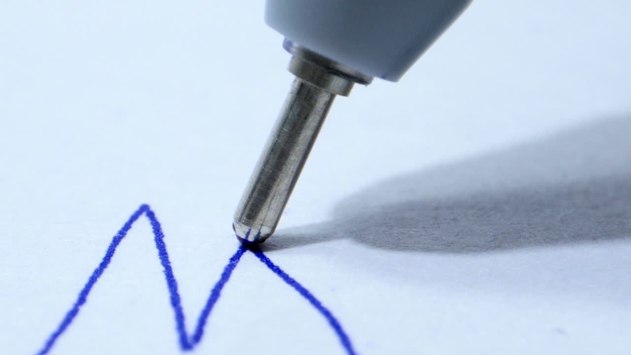 블루 펜으로 그림을 그리는 클로즈업 뷰 123