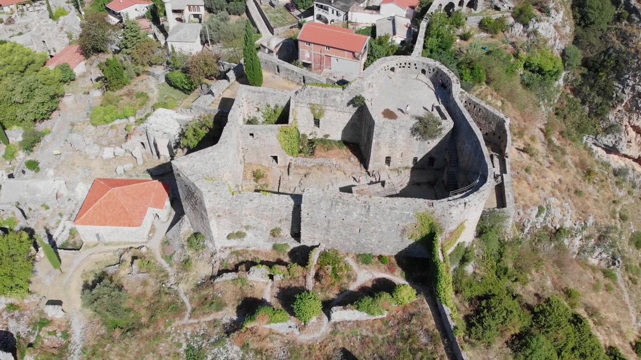 Ripresa aerea: volo sopra la Fortezza di Stari Bar in Montenegro.