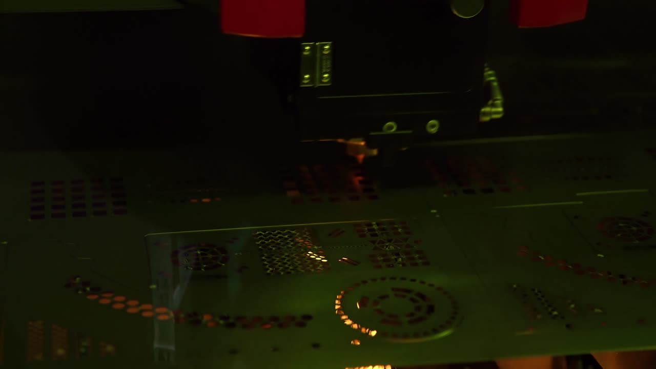 corte láser cnc de metal, tecnología industrial moderna.