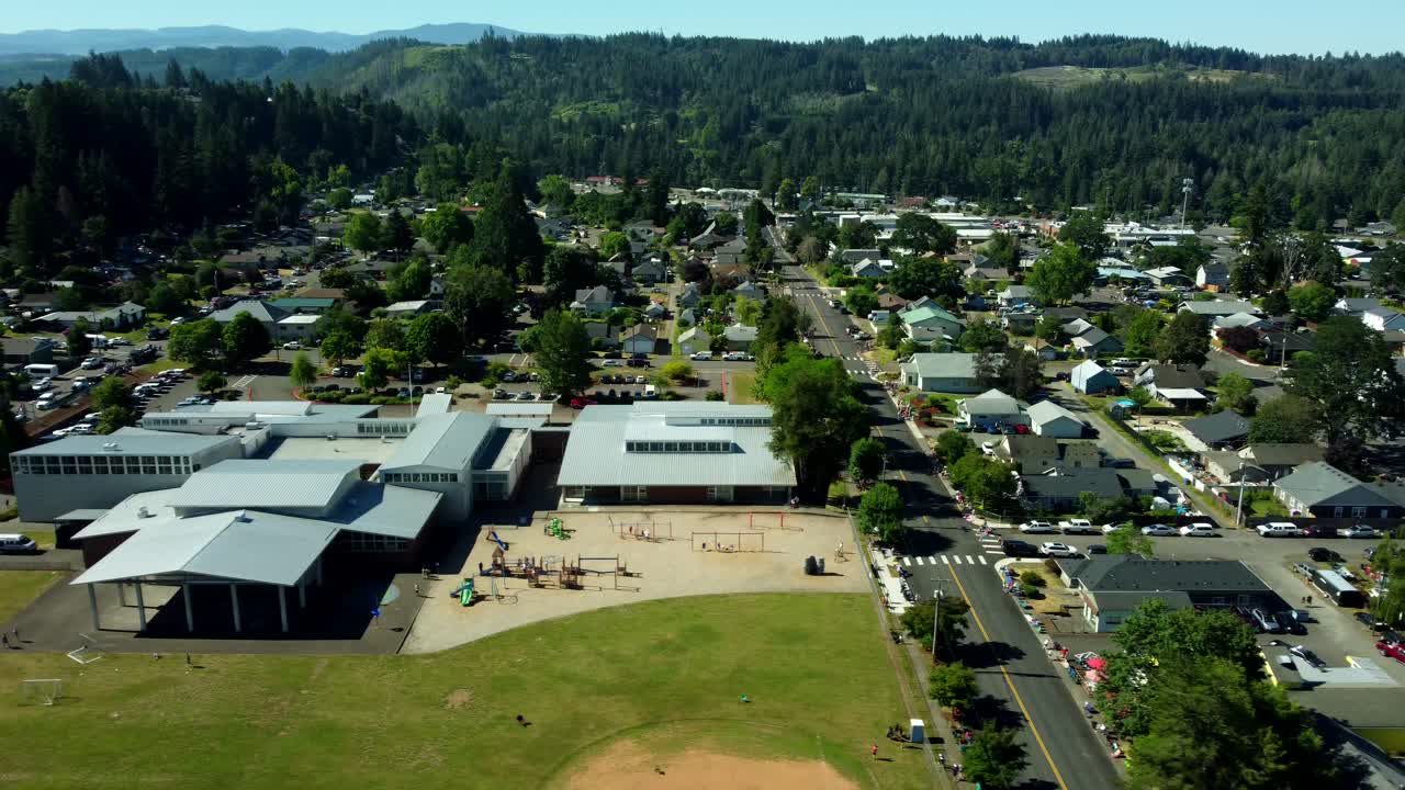 USA, OR, Estacada, Clackamas River Elementary School, 2024-07-04 - Flying along the elementary school at the 4th of July