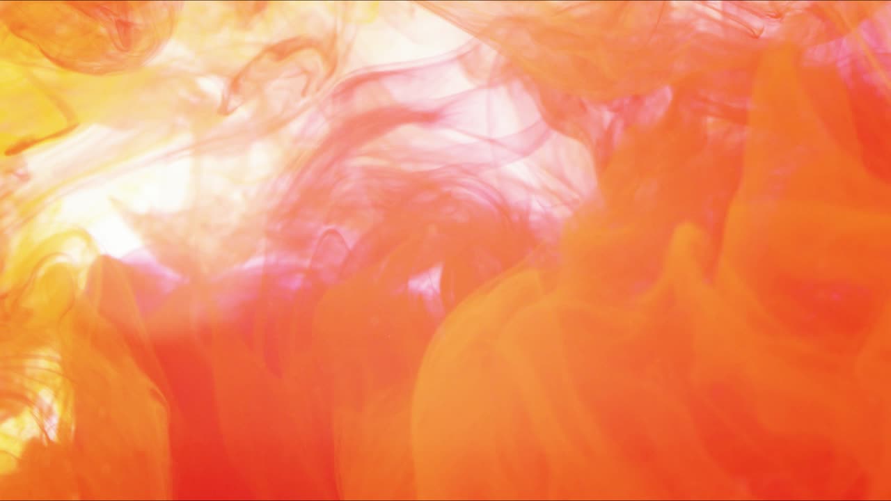 다채로운 구아시 구름을 물에 어 서서히 움직입니다.