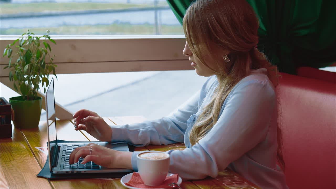 카페에서 노트북으로 일하는 여자