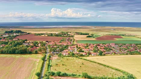 Norfolk-Stadt-Und-Felder-Luftdrohnenverfolgung-über-Einer-Kleinstadt