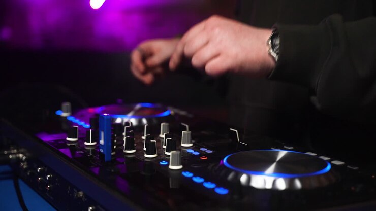 Mand dj'er på diskoteket