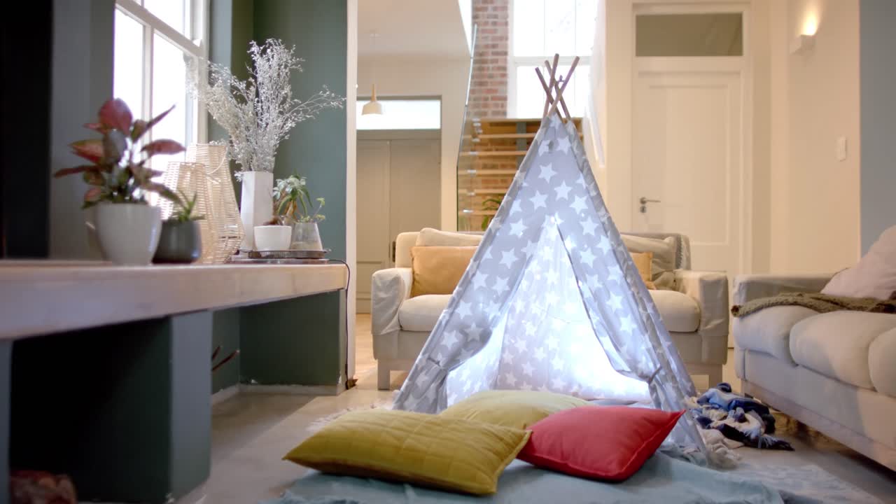 집에서 베개와 함께 텐트를 가 ⁇ 게, 느린 동작