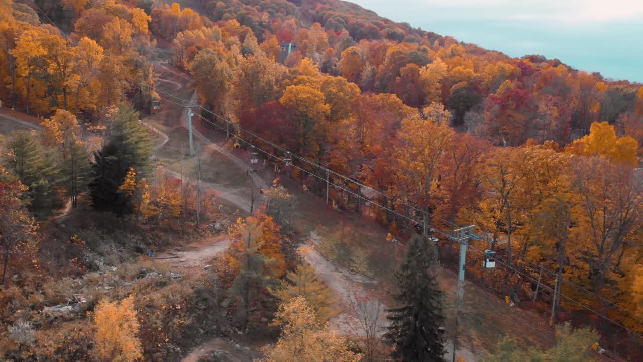 góndola subiendo la montaña en una tarde de otoño