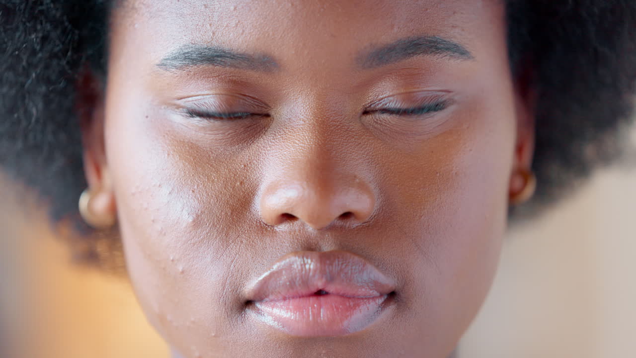 rostro de una mujer fuerte y empoderada que permanece despierta