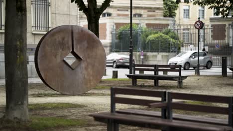 escultura de parque urbano con bancos