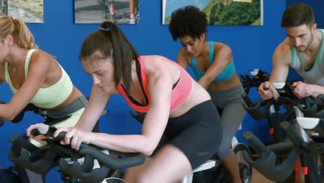 clase de entrenamiento en el gimnasio girar