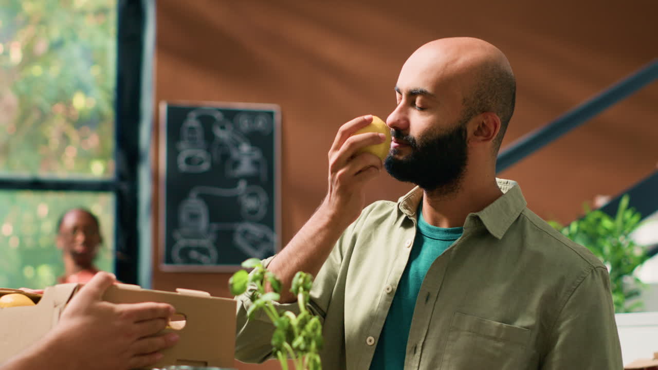 상점 주인 은 사람 에게 신선 한 레몬 을 준다