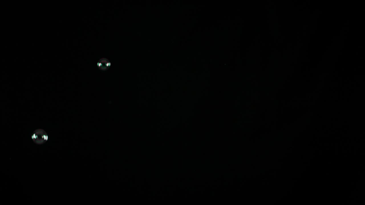 검은 바탕에 분리 된 수프 거품