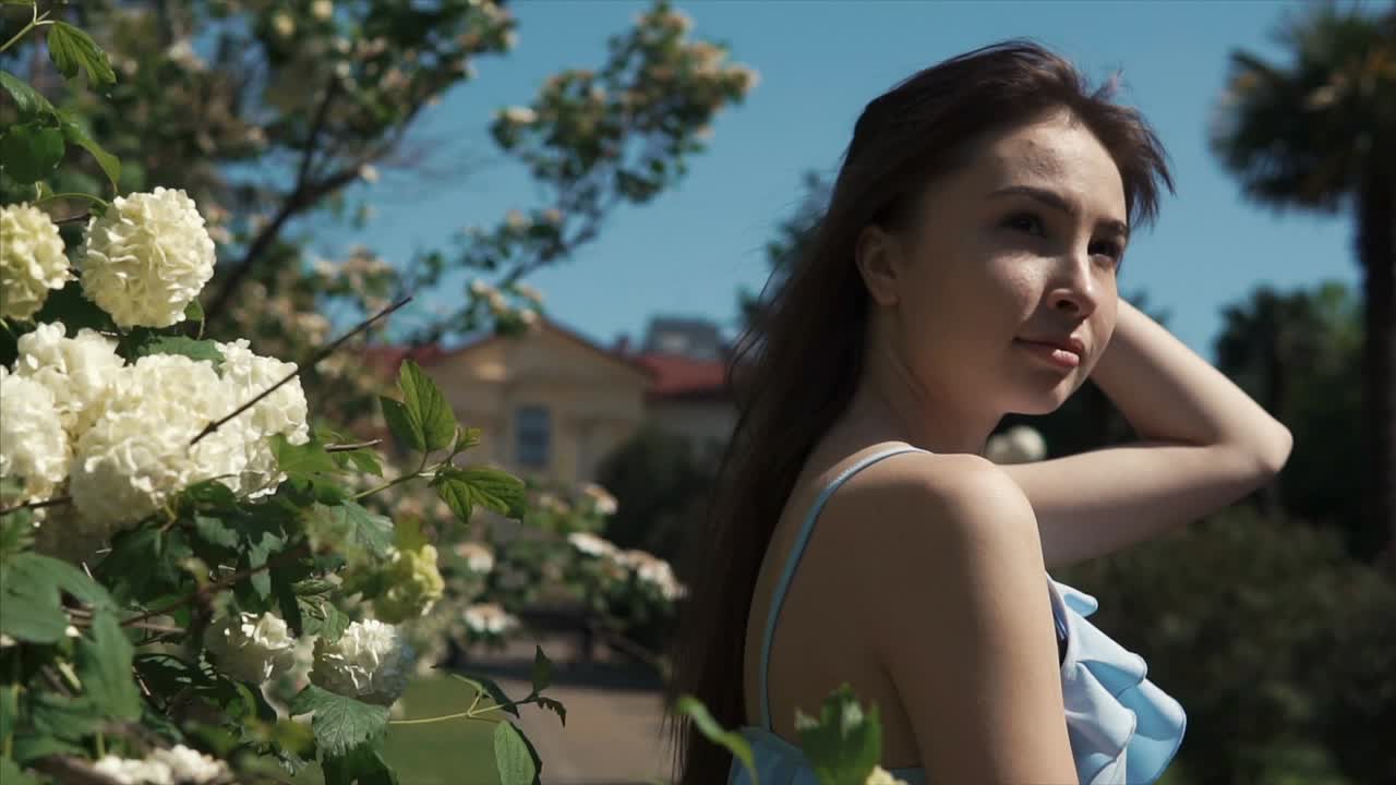 공원에서 파란 드레스를 입은 여자