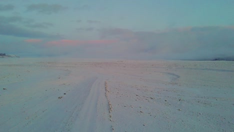 Beeindruckendes-Vulkanisches-Isländisches-Schneefeld-Auf-Dem-Weg-Zu-Einem-Der-Beeindruckendsten-Gletscher-Der-Welt