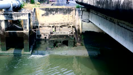 las aguas residuales de la comunidad desembocan en el río.