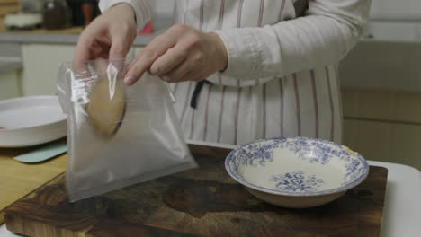 Legen-Sie-Muschelfleisch-Und-Gewürze-In-Einen-Vakuumbeutel