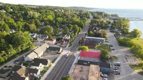 Ikonische-Innenstadt-Von-Suttons-Bay-In-Michigan,-Drohnenansicht-Aus-Der-Luft