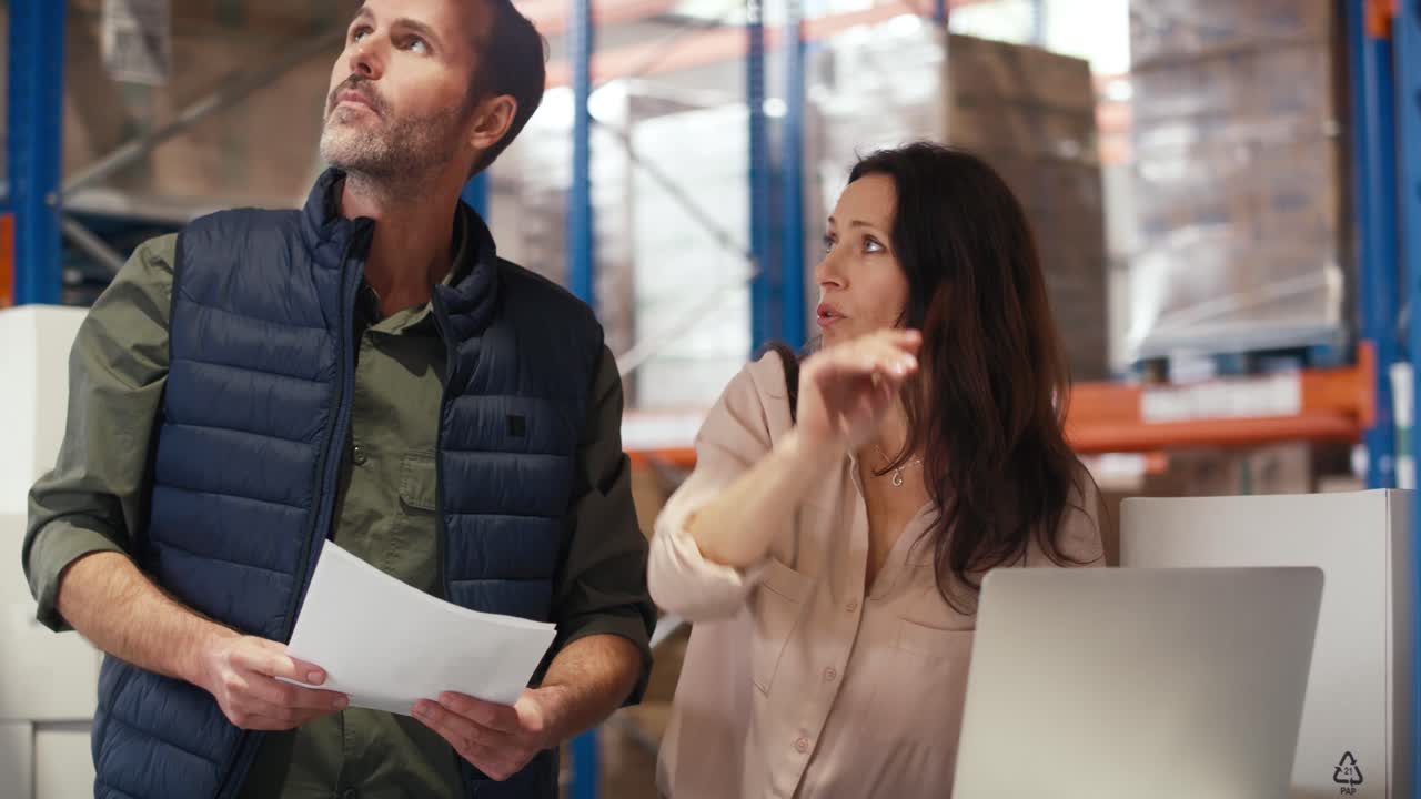 reunión de personas maduras caucásicas en un almacén.