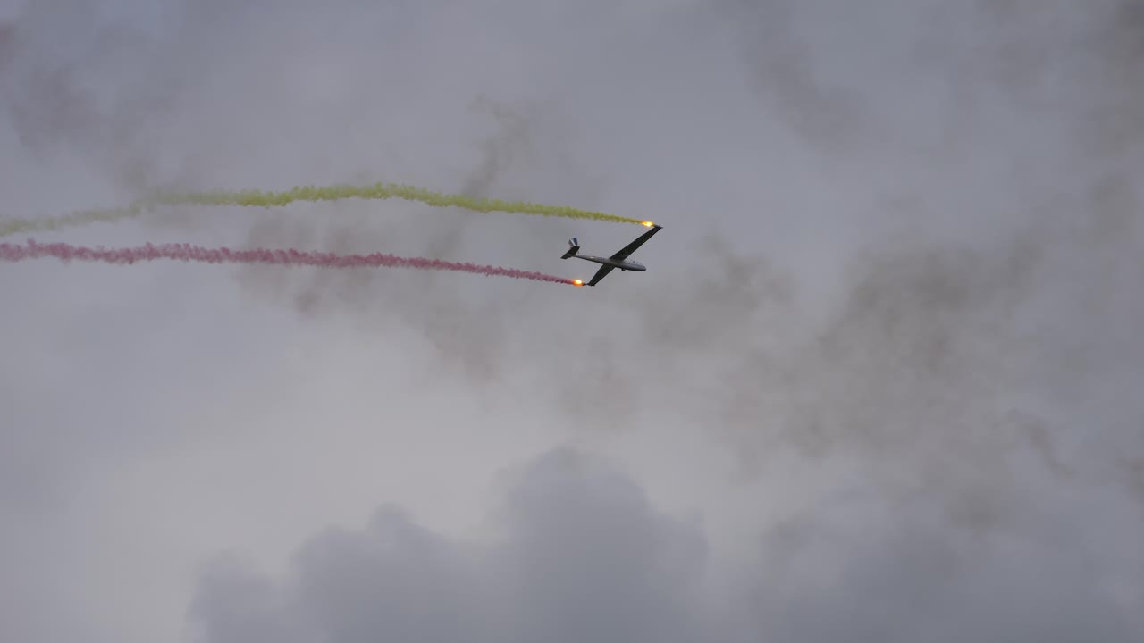 Glider of the Flying Bulls from Team Blanix flies impressive performances while dragging clouds of smoke with them. Those at the air show called Airpower 2024