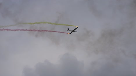 glider of the flying bulls from team blanix flies impressive performances while dragging clouds of smoke with them. those at the air show called airpower 2024