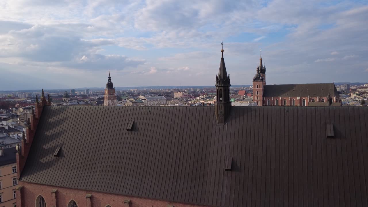 Luftfoto av Krakóws gamleby med historiske kirker og bybilde