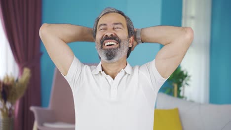 hombre alegre riendo en voz alta.