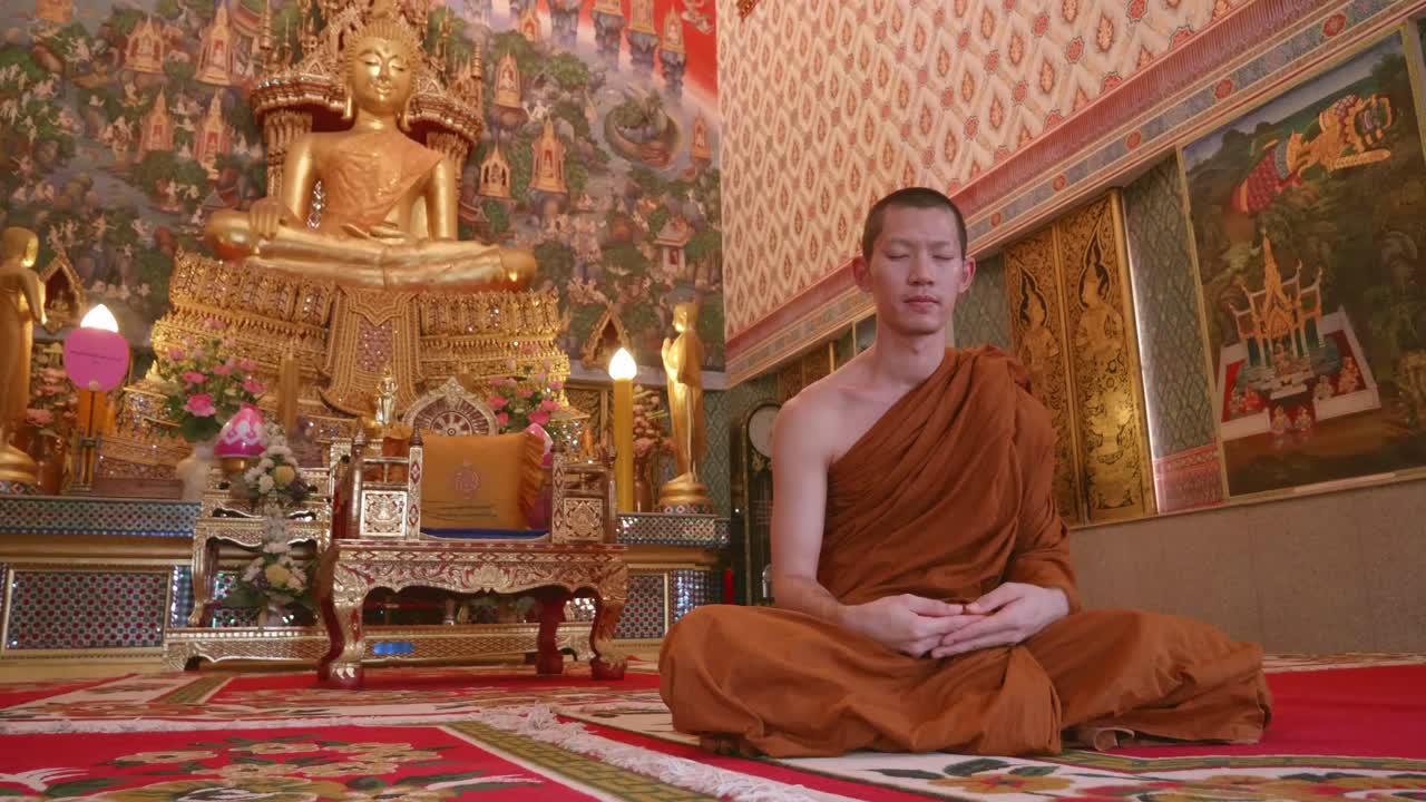 los monjes estaban meditando en la iglesia con arte tranquilo y hermoso e imágenes de buda