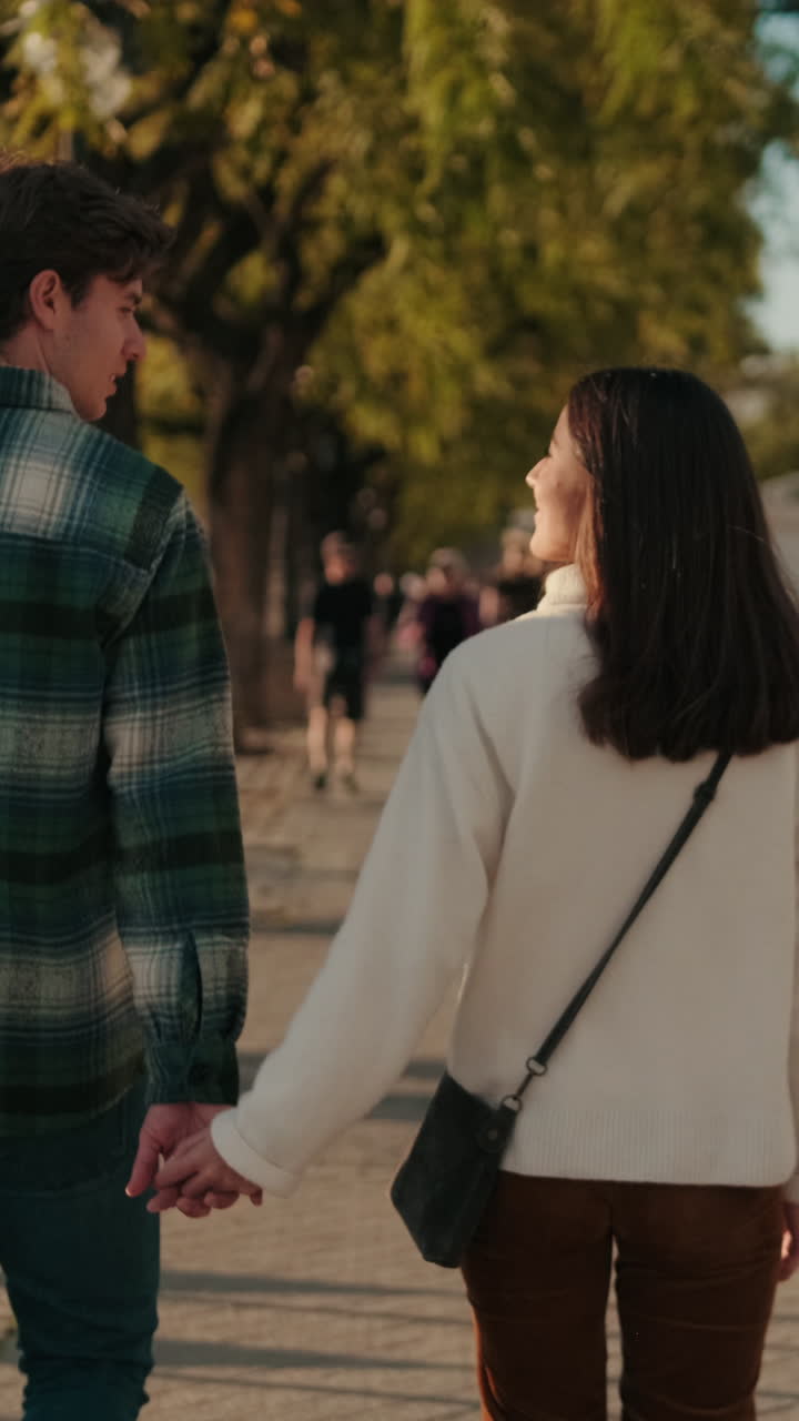 Joven pareja paseando por el río de Sevilla