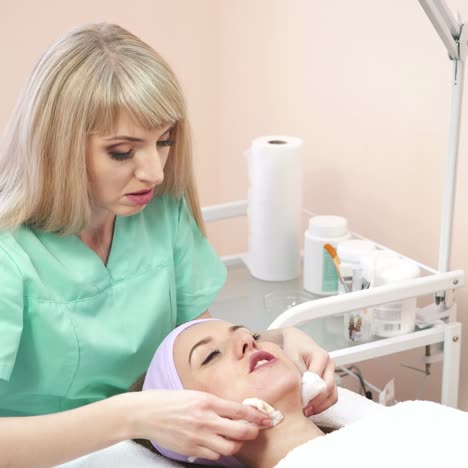 gezichtsmasker in een spa-salon