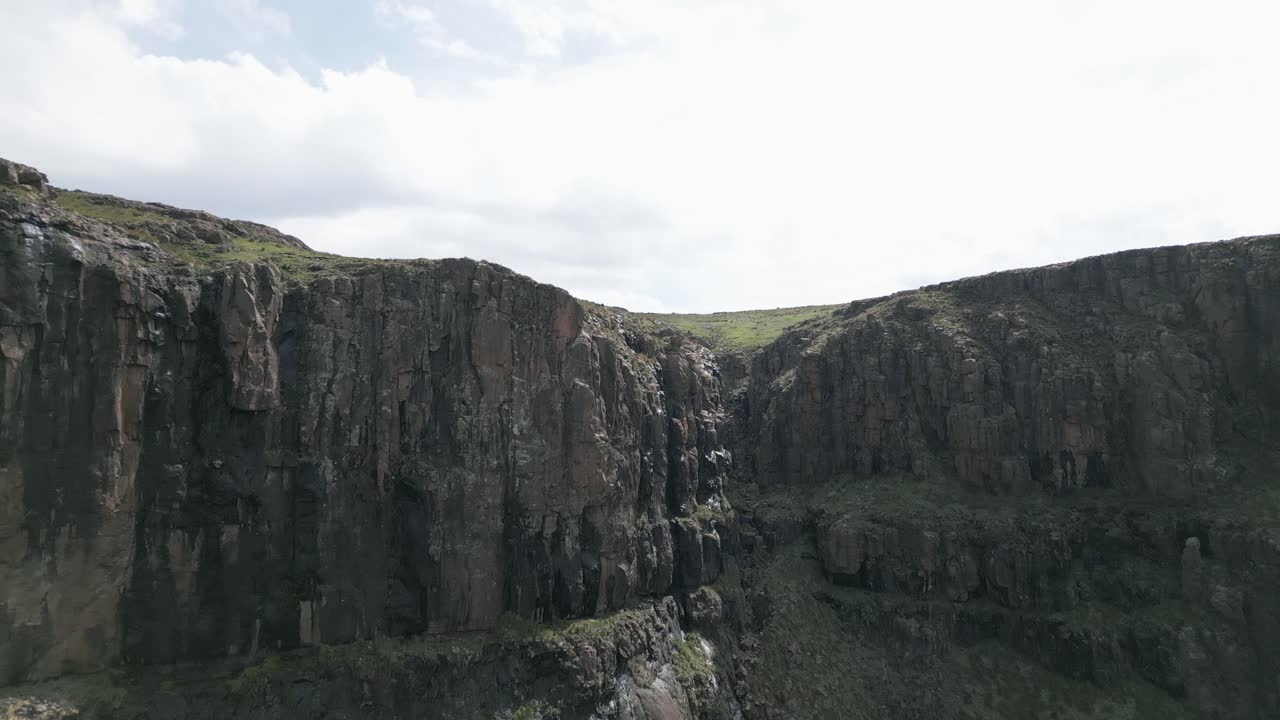 eones de erosión hídrica han creado una profunda hendidura en un alto acantilado de piedra