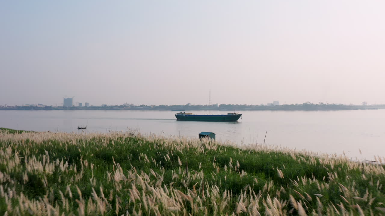 메콩 해안 상공을 비행하는 공중 드론 영상이 수송선을 향해 빠르게 이동합니다.