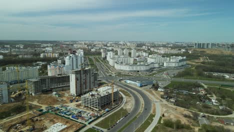 gran sitio de construcción. construcción de un moderno edificio residencial de varios pisos