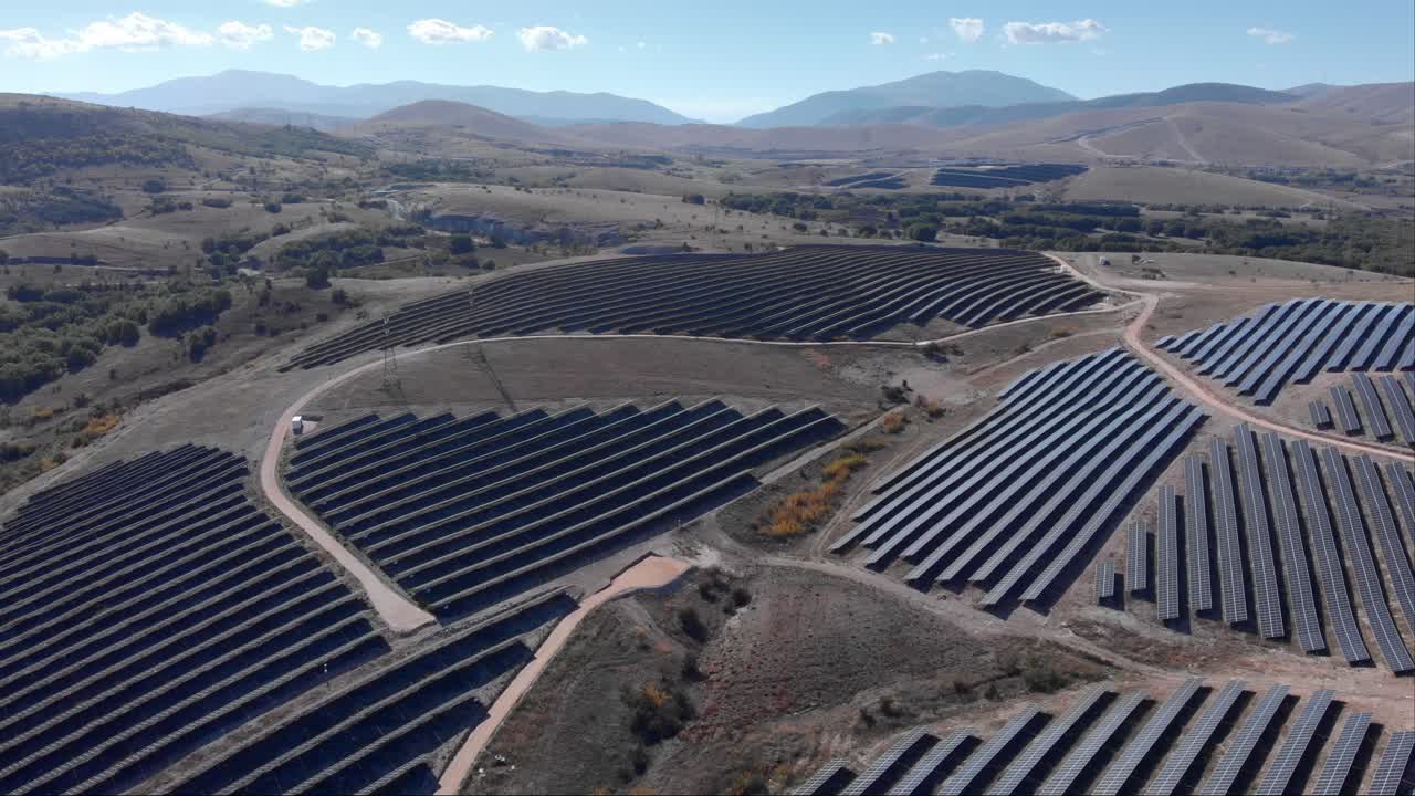 drone sobre nueva energía renovable fotovoltaica parque de energía solar granja cielo despejado montañas