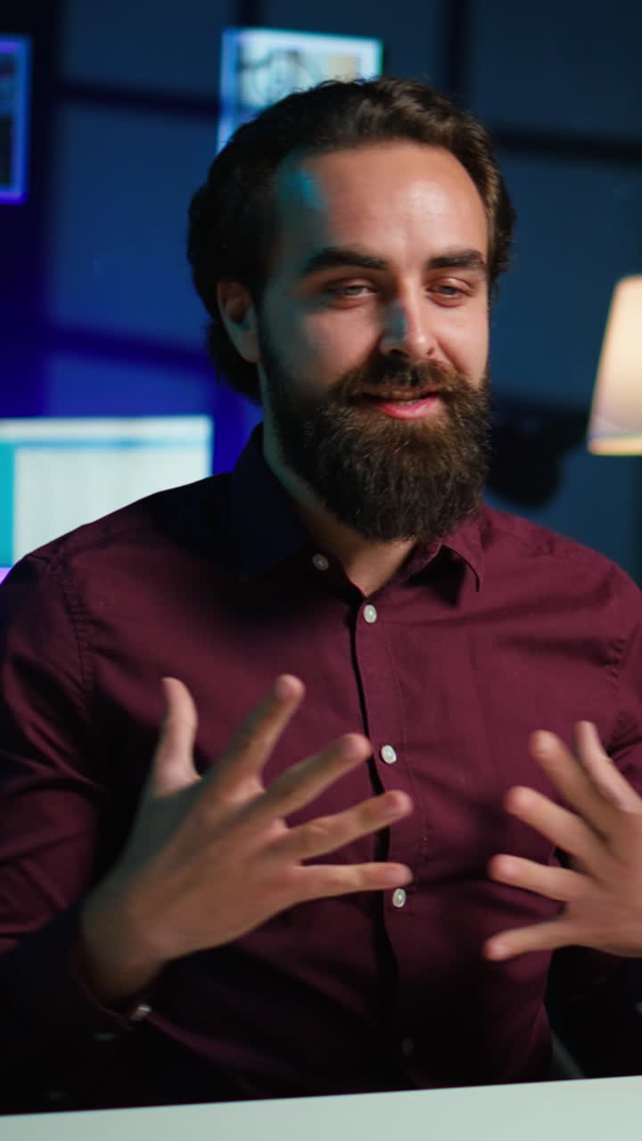 Creator di contenuti video verticali che usa il telefono e attrezzature professionali per registrare video per i social media