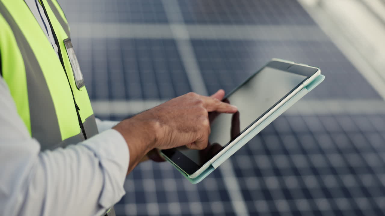 человек, техник и руки на планшете в солнечной панели