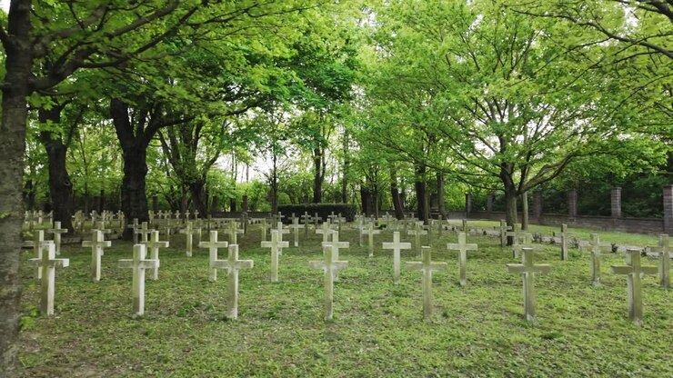 Croci bianche in un vecchio cimitero militare della seconda guerra mondiale.