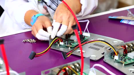 engineer puts the screws on the motherboard to be tightened