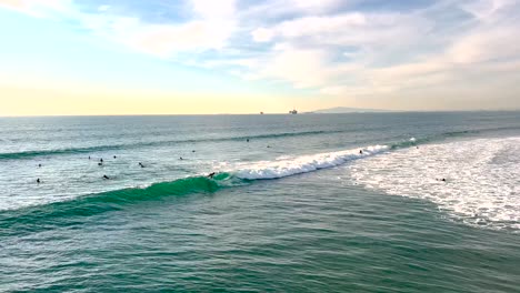 Zwei-Surfer,-Die-Eine-Welle-In-Hungtington-Beach-Fangen