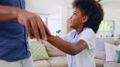 Feliz,-Sala-De-Estar-Y-Padres-Bailando-Con-Niña.