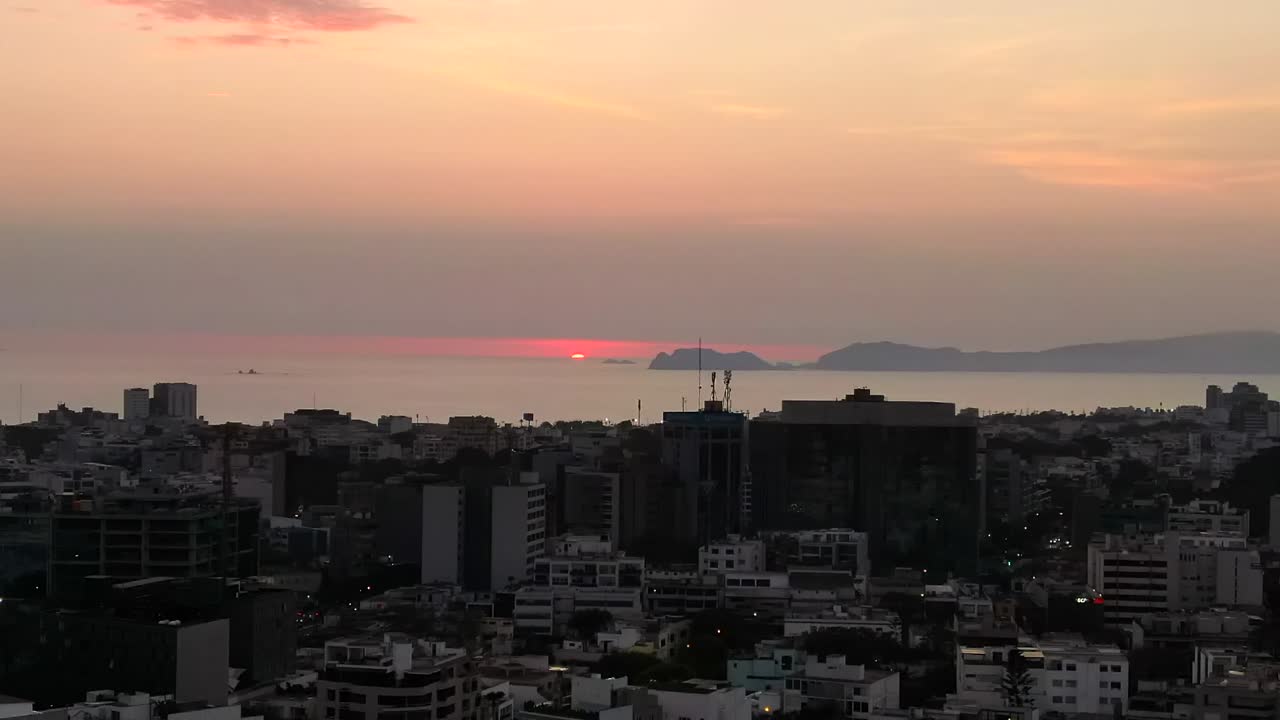 Tramonto mozzafiato a Miraflores, Perù, vista mare con colori tenui in Sud America.