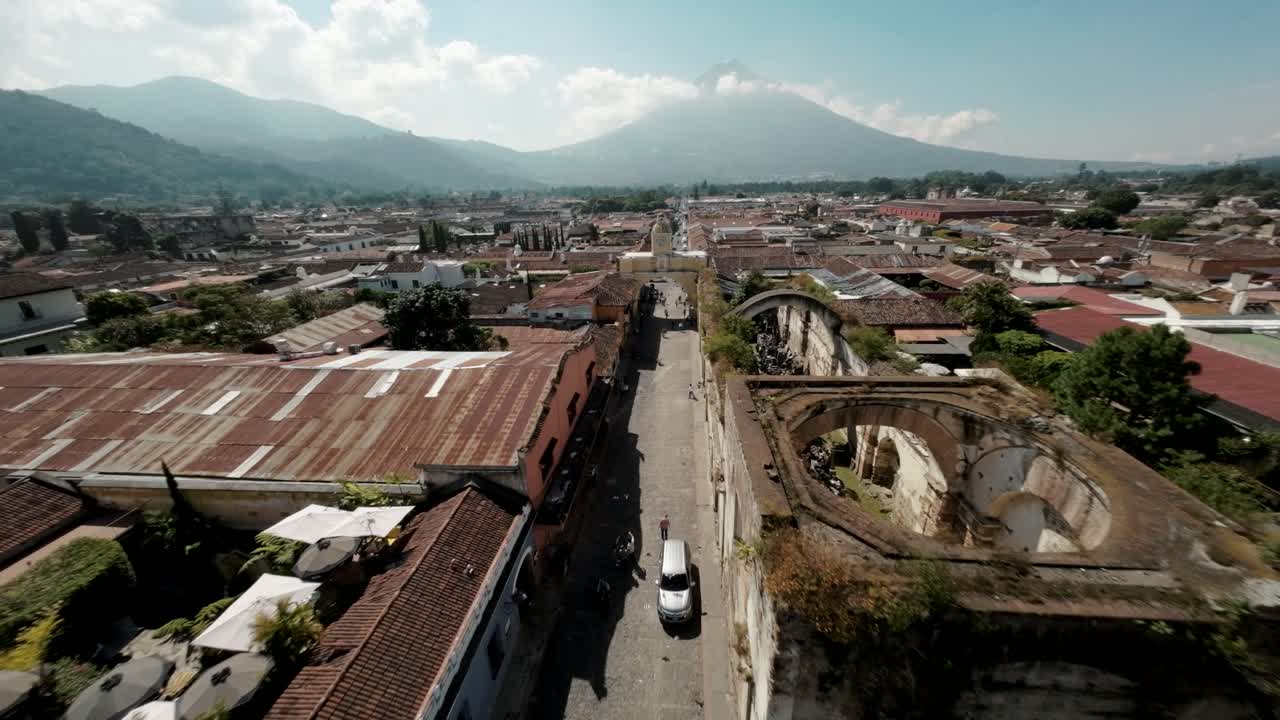 toma aérea fpv de arch street de antigua guatemala